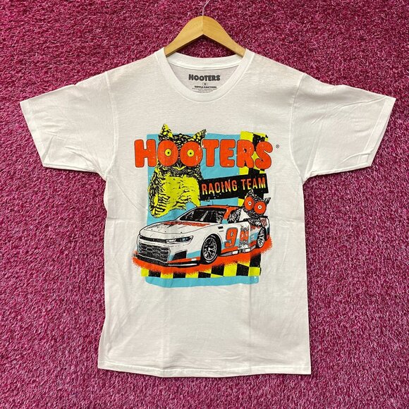 Hooters Racing Team Vintage Style Graphic Design T-Shirt Medium - Picture 1 of 4